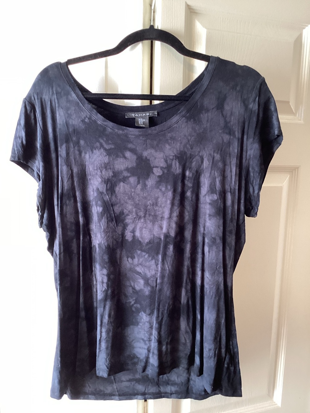Tahari Black Tie-Dye Scoop Neck Short Sleeve Tee